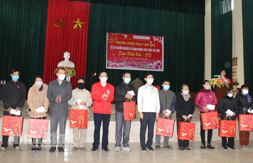 Hội Chữ thập đỏ tỉnh trao tặng quà nhân dịp Tết Nguyên đán Nhâm Dần