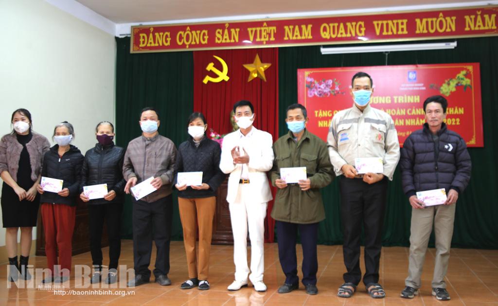 Tặng quà Tết cho hộ nghèo, hộ chính sách có hoàn cảnh khó khăn