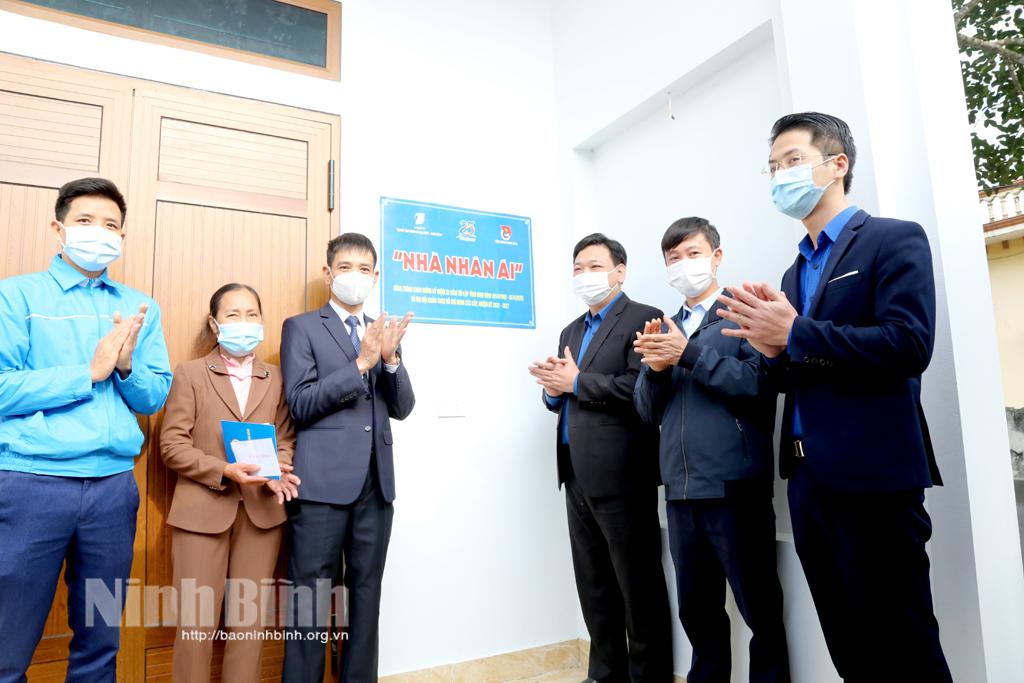 Khánh thành, bàn giao nhà cho hộ nghèo ở xã Gia Thủy