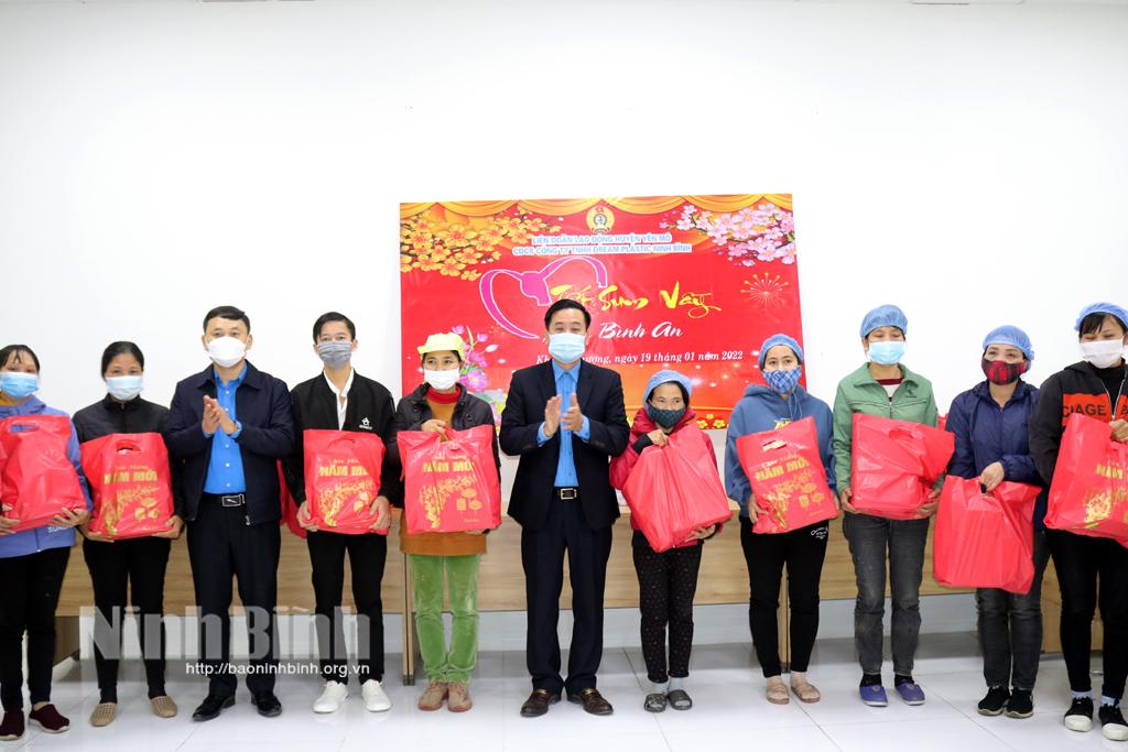 Liên đoàn lao động tỉnh thăm, tặng quà doanh nghiệp và công nhân lao động