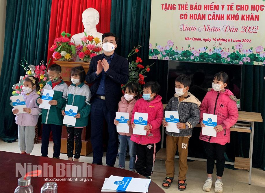 Tặng thẻ BHYT cho học sinh có hoàn cảnh khó khăn huyện Nho Quan