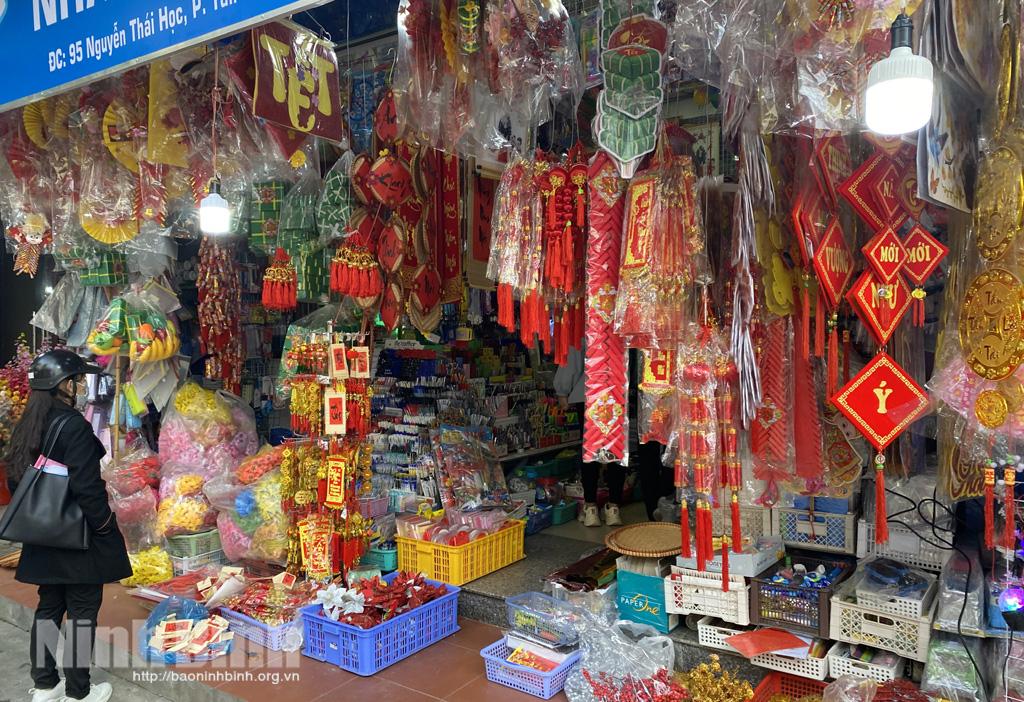 Sôi động thị trường đồ trang trí Tết Nguyên đán 2022