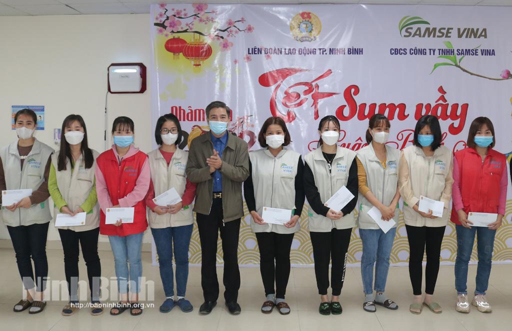 Tặng gần 150 suất quà cho công nhân, người lao động