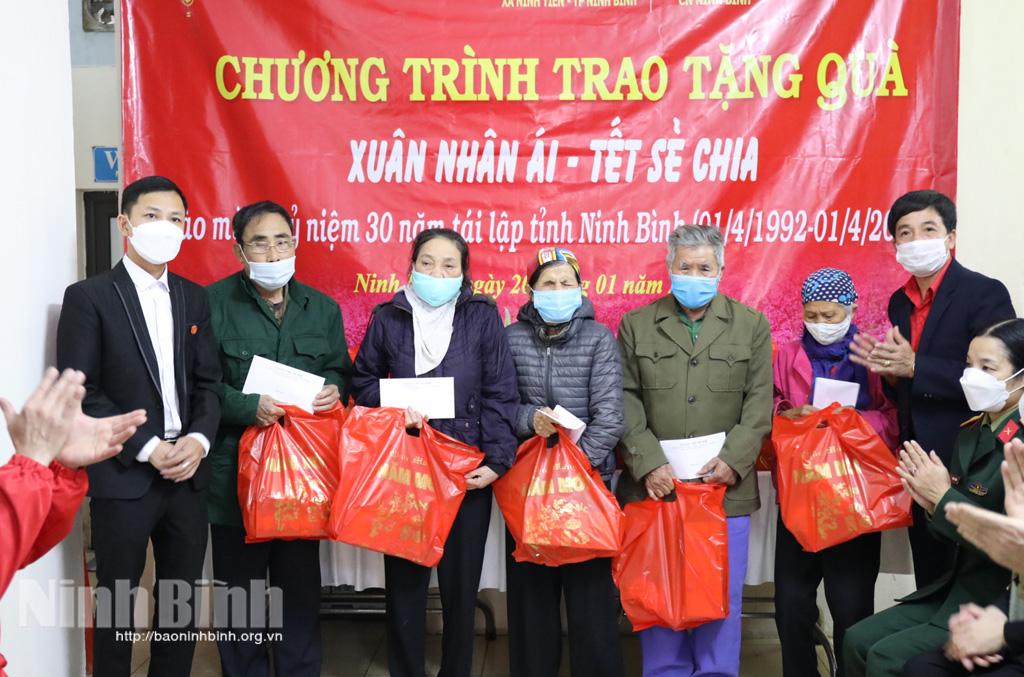 Tặng quà cho nạn nhân chất độc da cam và người khuyết tật