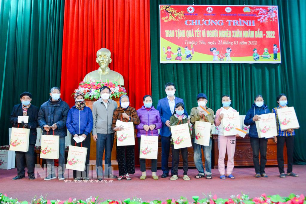 Tặng quà Tết tại cho hộ nghèo tại xã Trường Yên