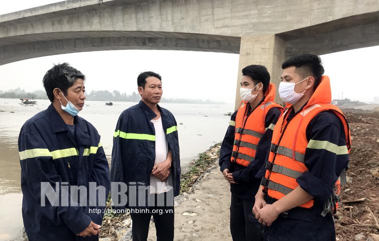 Cứu nạn thành công 2 người bị chìm tàu