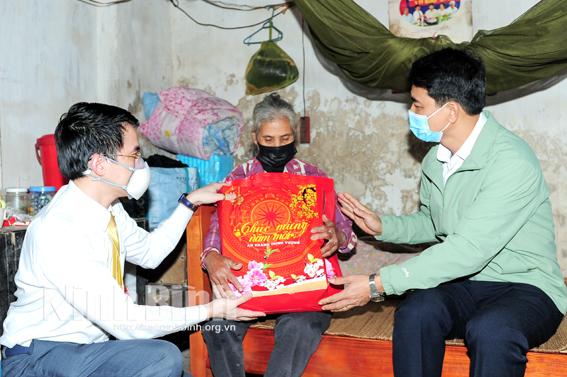Hội Nông dân tỉnh tặng quà Tết cho hội viên nông dân có hoàn cảnh khó khăn