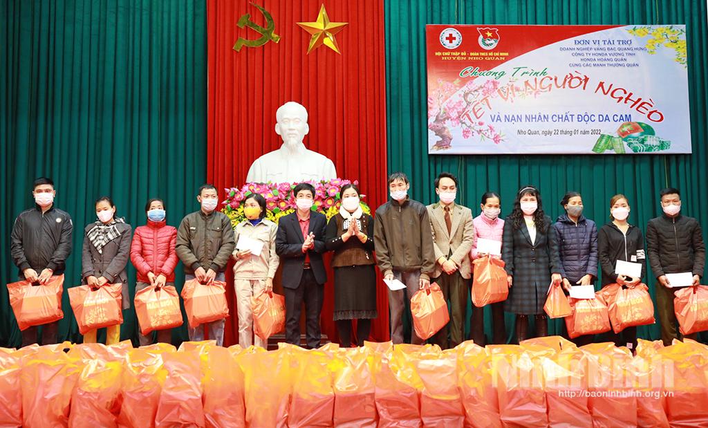 Nho Quan: Tặng 200 suất quà trong chương trình "Tết vì người nghèo và nạn nhân chất độc da cam"