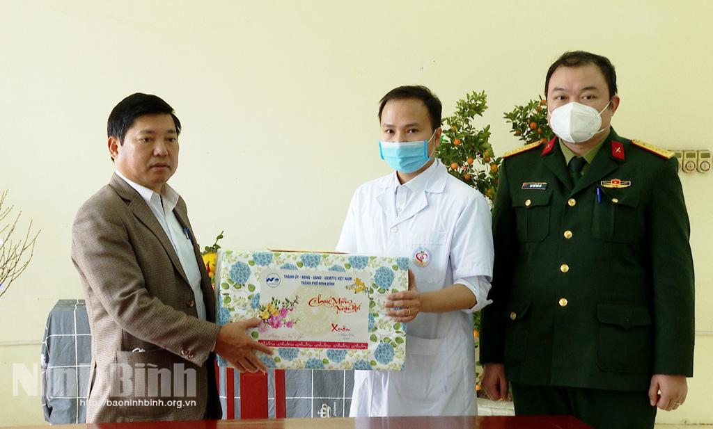 Lãnh đạo thành phố Ninh Bình thăm, tặng quà Tết Nguyên đán Nhâm Dần 2022