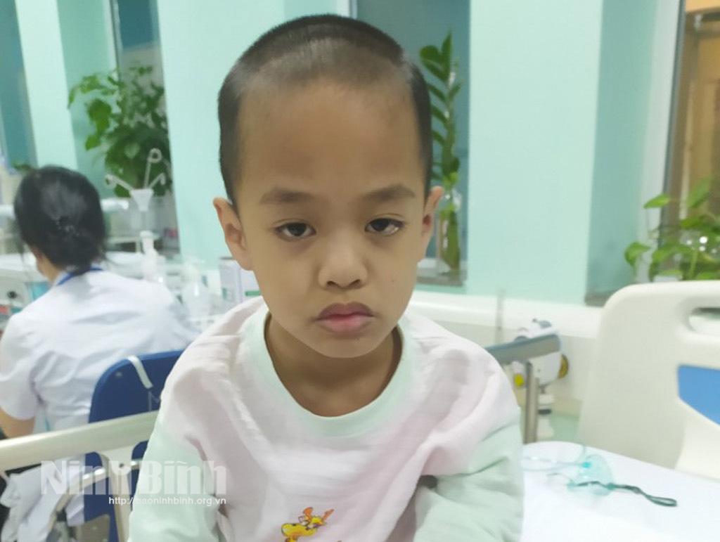 Nghẹn lòng bé trai 6 tuổi, nhà nghèo phải chiến đấu với căn bệnh ung thư não