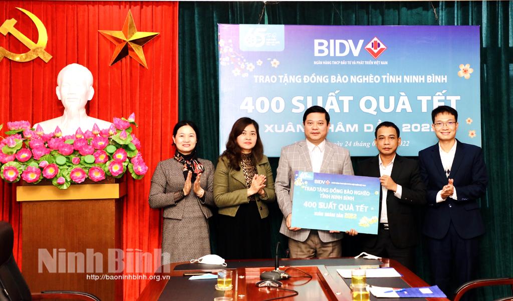 Trao tặng quà Tết cho hộ nghèo Dịp tết Nguyên đán Nhâm Dần