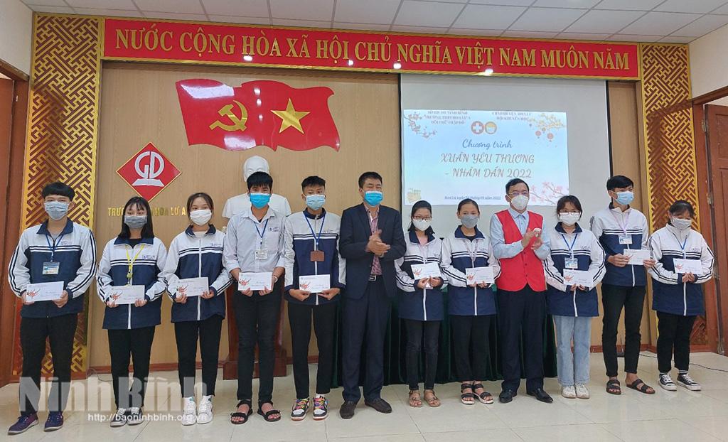 Trường THPT Hoa Lư A trao quà Tết cho 110 học sinh có hoàn cảnh khó khăn