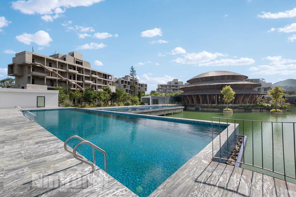 Kề bên ngôi đền có một mái nhà xanh