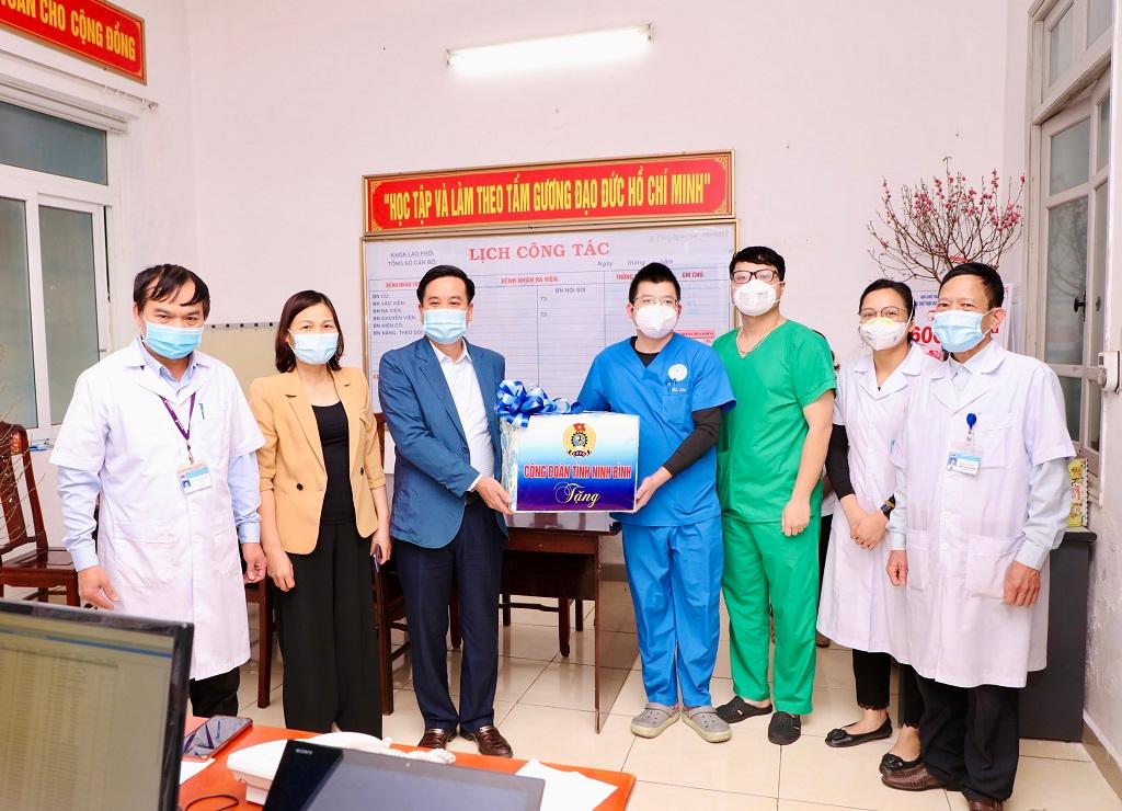Liên đoàn Lao động tỉnh thăm, chúc Tết một số đơn vị tuyến đầu chống dịch COVID-19