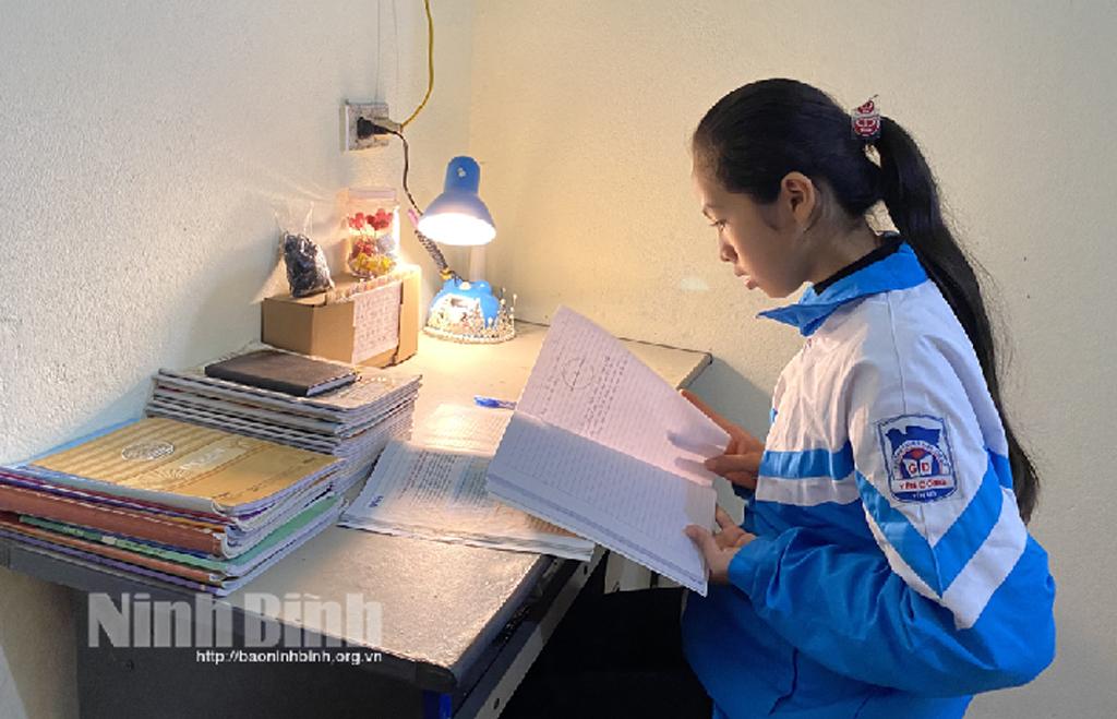 Mang yêu thương đến với những "chiếc lá" chưa lành