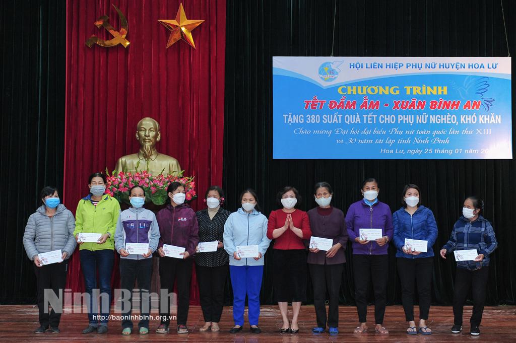 Trao 380 suất quà Tết cho phụ nữ nghèo, phụ nữ có hoàn cảnh khó khăn