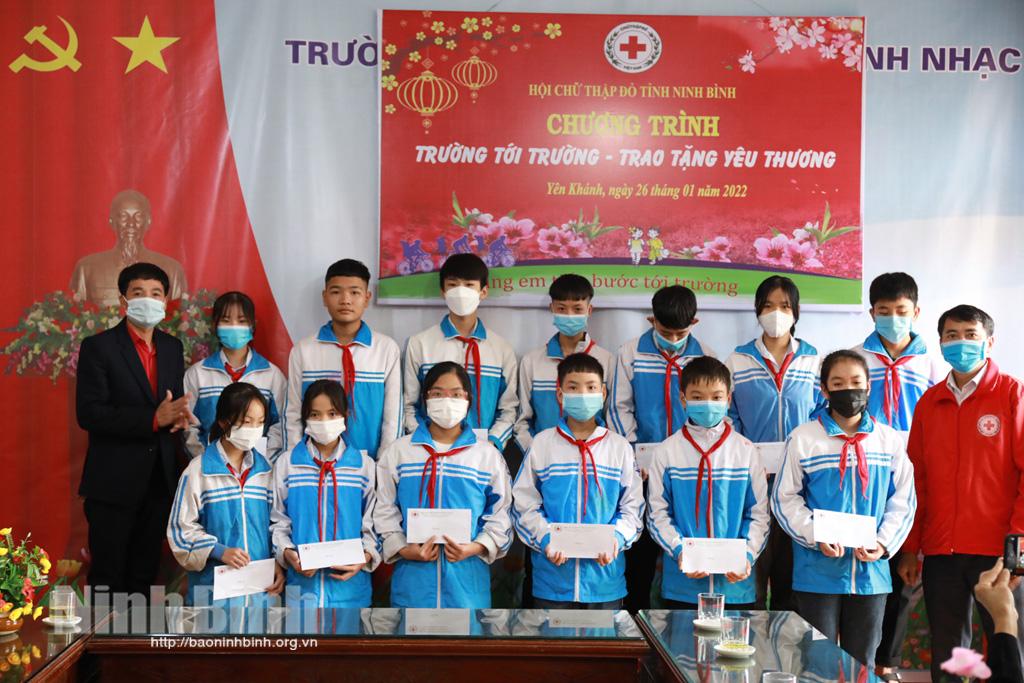 Chương trình "Trường tới trường - trao tặng yêu thương"