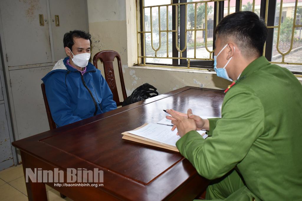 Công an huyện Hoa Lư triệu tập đối tượng làm giả phiếu trả lời kết quả xét nghiệm COVID-19