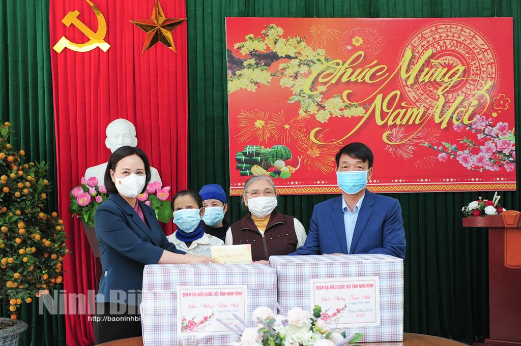 Đoàn ĐBQH tỉnh thăm, tặng quà Tết cho các đối tượng bảo trợ xã hội