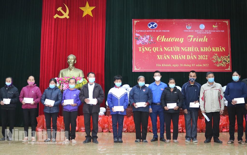 Tặng quà Tết cho hộ nghèo, hộ có hoàn cảnh khó khăn