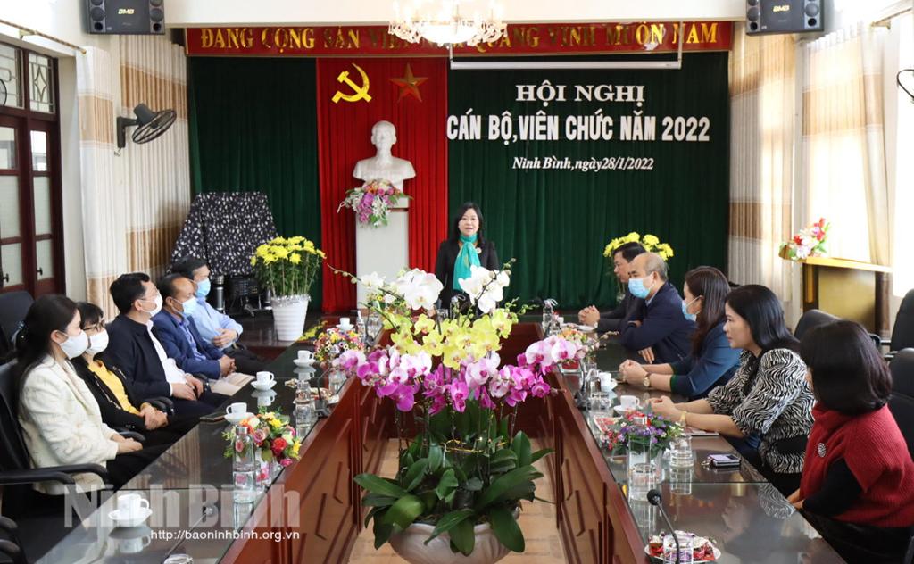 Đồng chí Trưởng ban Tuyên giáo Tỉnh ủy thăm, chúc tết Báo Ninh Bình