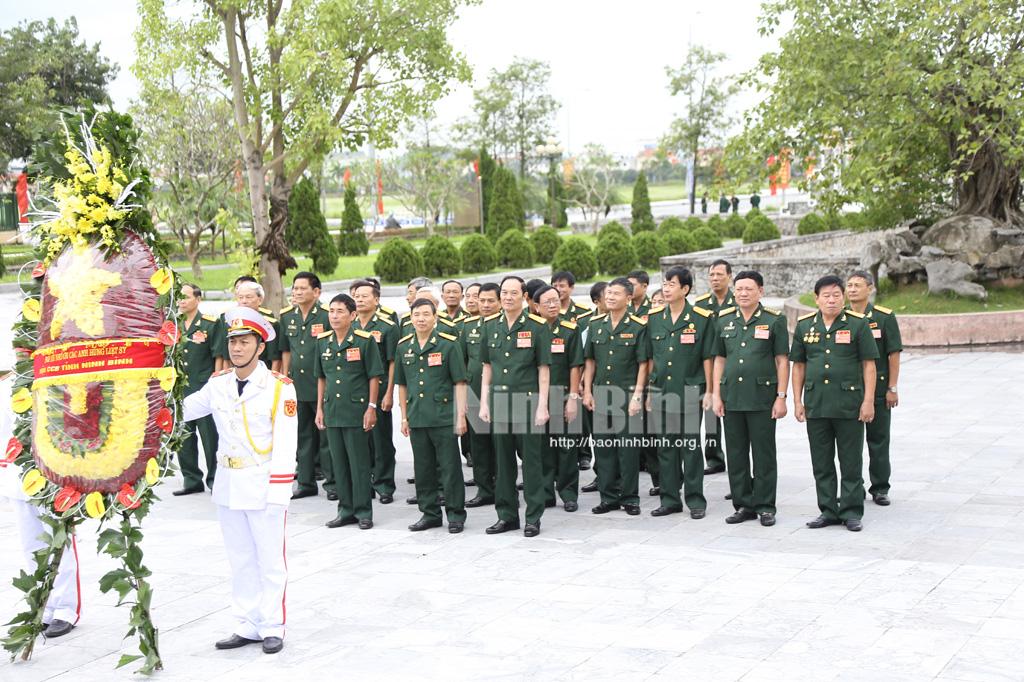 Đoàn đại biểu dự Đại hội Hội Cựu chiến binh tỉnh dâng hương tại Đài tưởng niệm các anh hùng liệt sỹ tỉnh
