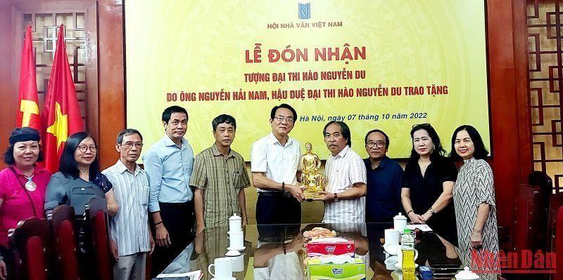 Hội Nhà văn Việt Nam đón nhận tượng Đại thi hào Nguyễn Du