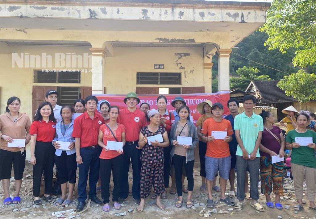 Mang yêu thương về với miền Trung ruột thịt