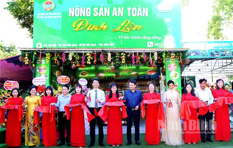 Khai trương, gắn biển cửa hàng Nông sản an toàn tại huyện Nho Quan