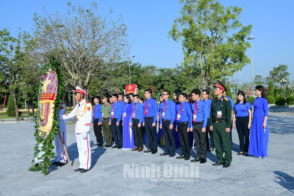 Đoàn đại biểu dự Đại hội Đoàn TNCS Hồ Chí Minh tỉnh dâng hương tưởng niệm các anh hùng liệt sỹ