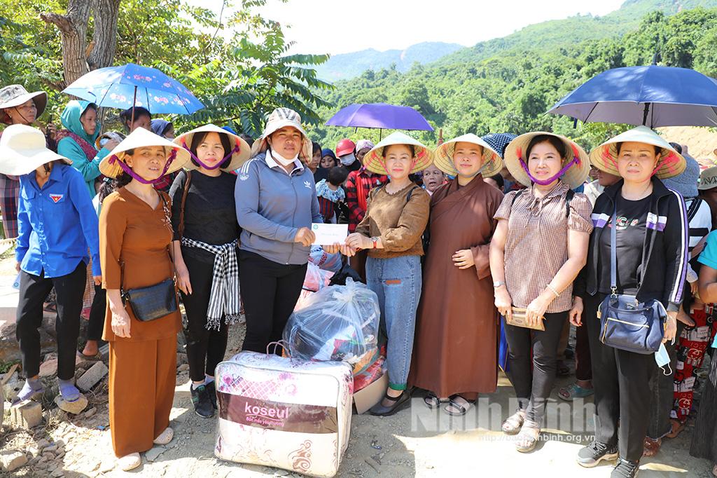 Tặng quà cứu trợ người dân vùng lũ huyện Kỳ Sơn, tỉnh Nghệ An