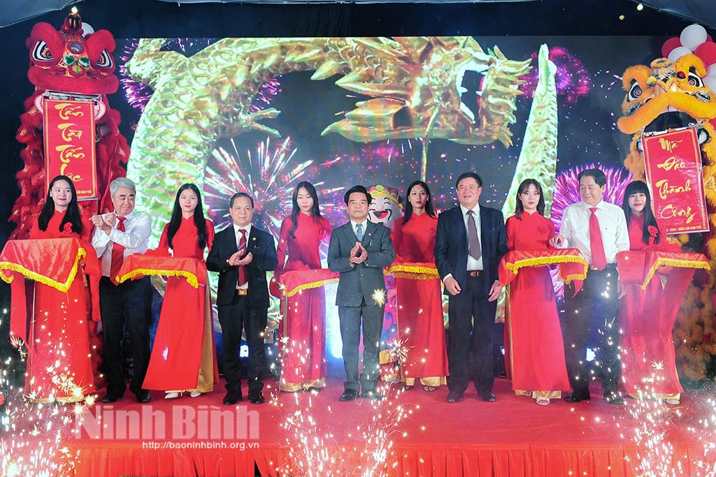 Khai trương siêu thị đồ gỗ mỹ nghệ Tài Anh và trao học bổng cho trẻ em có hoàn cảnh khó khăn