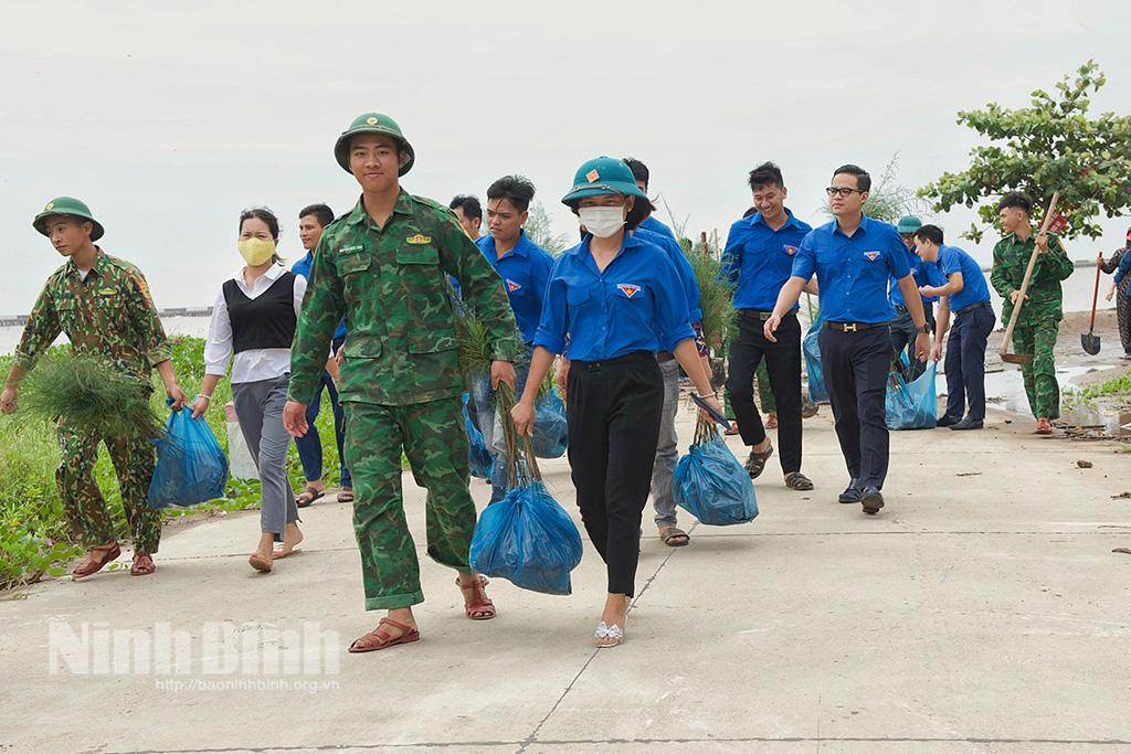 Triển khai công trình Rừng cây thanh niên chắn sóng tại Cồn Nổi