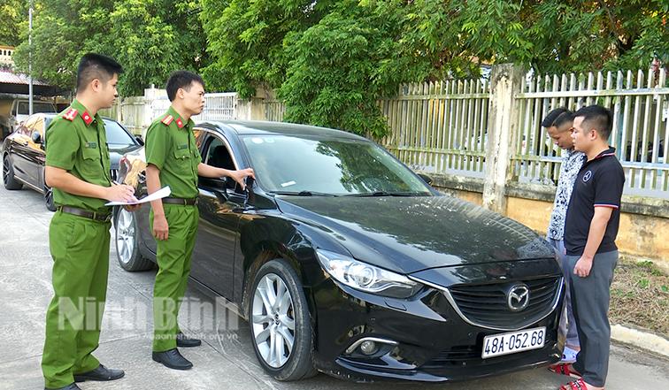 Bắt giữ 2 đối tượng trộm cắp xe ô tô