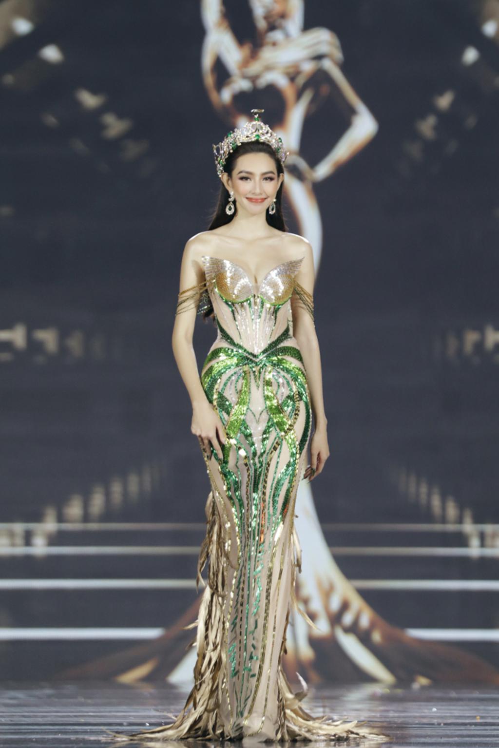 Thùy Tiên: 'Tôi làm việc không ngừng nghỉ hơn 300 ngày qua'