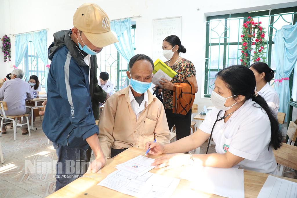 Khám, cấp thuốc miễn phí cho người có công và hộ nghèo huyện Nho Quan