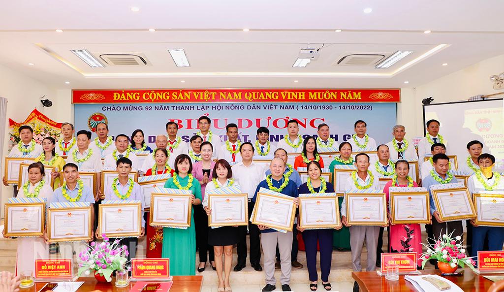 Ninh Binh honours 141 outstanding farmers