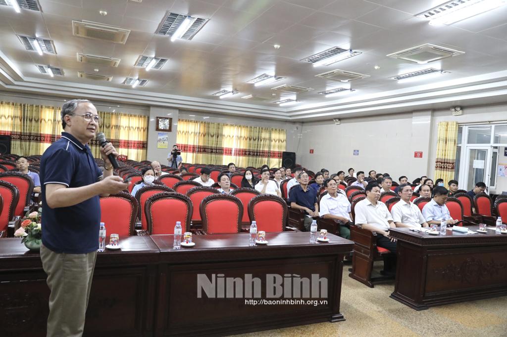 Nói chuyện chuyên đề về chăm sóc sức khỏe cho cán bộ