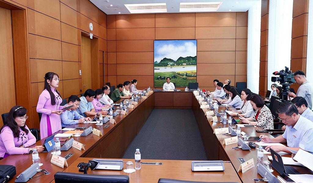 Kỳ họp thứ tư, Quốc hội khóa XV: Đại biểu Quốc hội tham gia thảo luận ở tổ về một số dự án luật