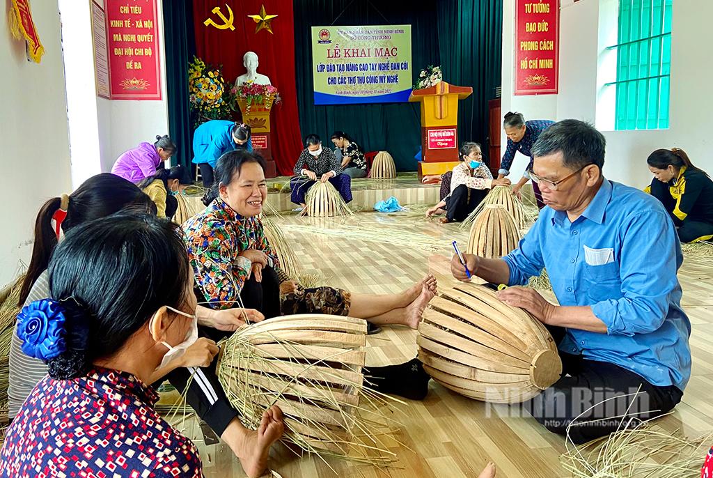Đào tạo nâng cao tay nghề đan cói cho các thợ thủ công