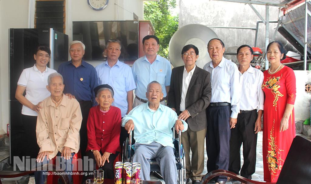 Tặng xe lăn cho cựu chiến binh là nạn nhân chất độc da cam/dioxin