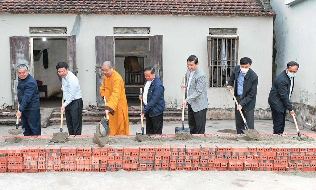 Chung tay xây những ngôi nhà ấm tình đoàn kết lương- giáo