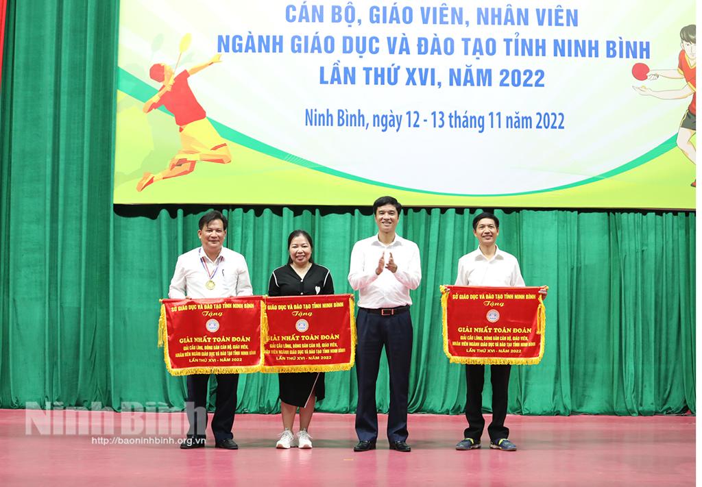 Bế mạc Giải Cầu lông, Bóng bàn cán bộ, giáo viên, nhân viên ngành Giáo dục và Đào tạo tỉnh Ninh Bình lần thứ XVI