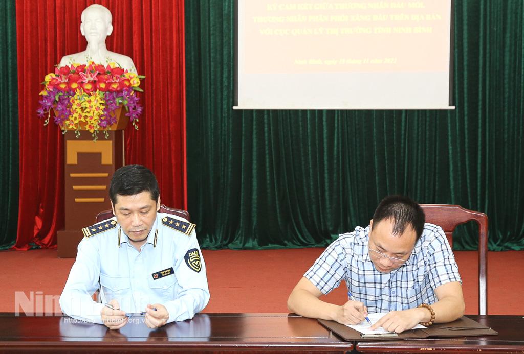 Các doanh nghiệp đầu mối ký cam kết với Cục Quản lý thị trường về việc đảm bảo cung ứng xăng dầu