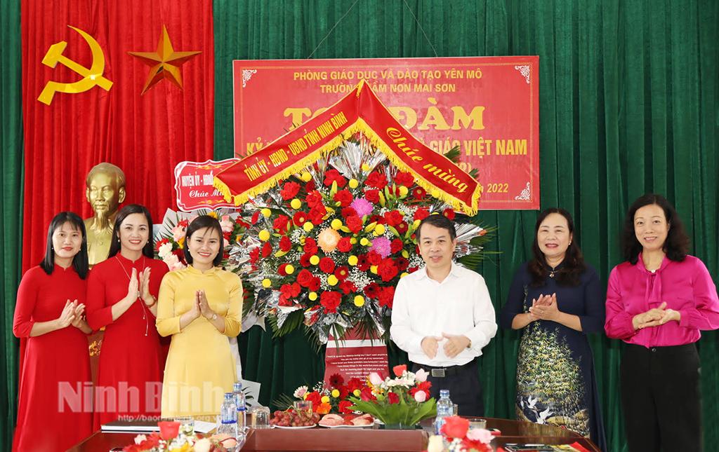 Thăm, chúc mừng các cơ sở giáo dục, nhà giáo tiêu biểu tại Yên Mô và Kim Sơn