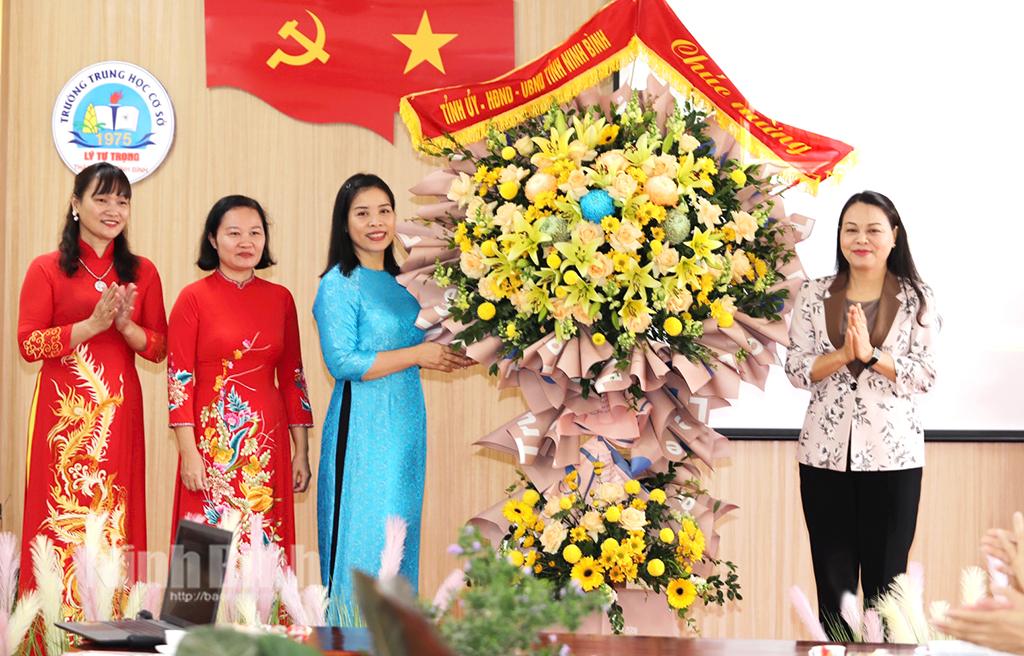 Đồng chí Bí thư Tỉnh ủy thăm, chúc mừng ngày Nhà giáo Việt Nam 20/11