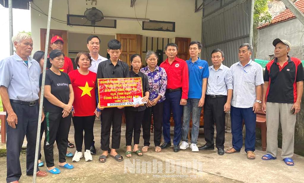 Trao hơn 50 triệu đồng hỗ trợ gia đình cháu Bùi Khắc Phạm Nguyên