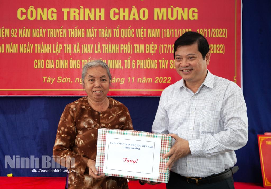 Khánh thành nhà Đại đoàn kết cho hộ nghèo ở phường Tây Sơn
