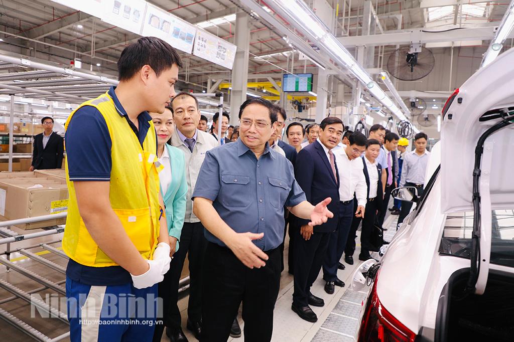 Thủ tướng Chính phủ thăm, động viên, kiểm tra sản xuất tại Nhà máy ô tô Hyundai Thành Công