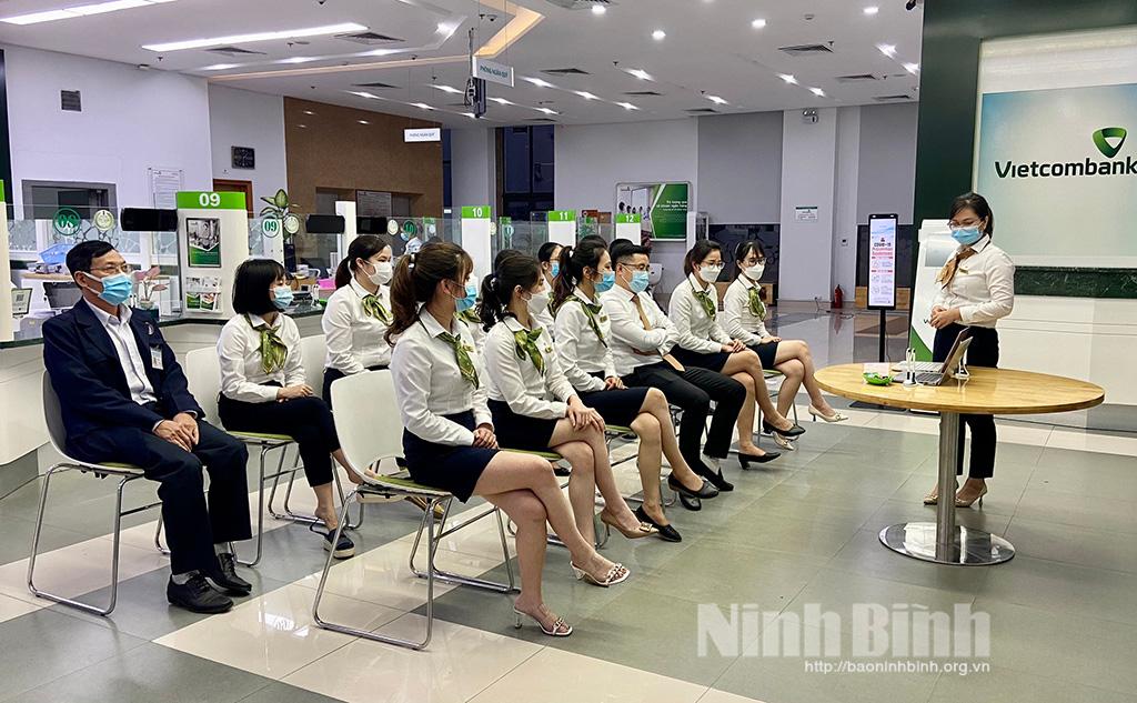 Vietcombank Ninh Bình: Học tập và làm theo Bác để phục vụ khách hàng tốt hơn